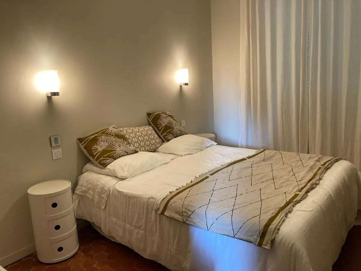 La Villa Des Amandiers Hyeres Bed & Breakfast